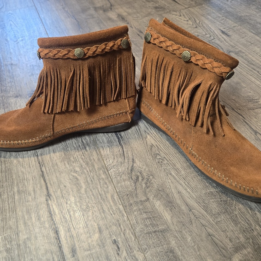 Minnetonka Womens 6.5 Moccasin Boot Brown Suede Fringe Back Zip Concho Braid - Picture 5 of 7